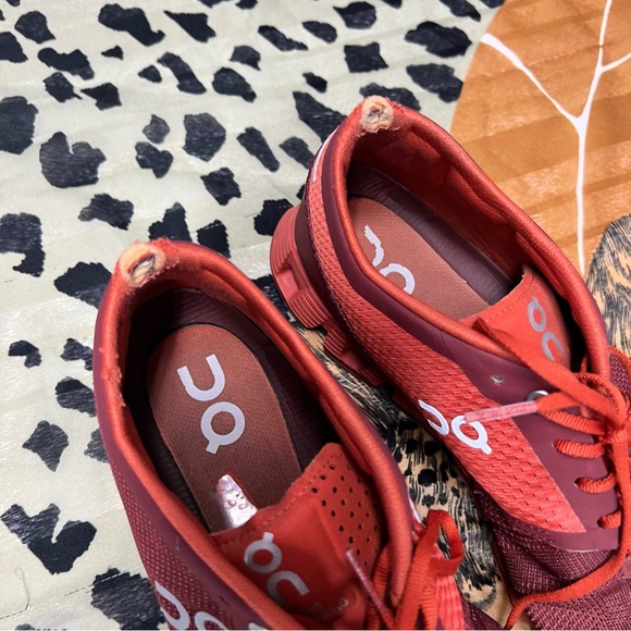 On Cloud Running Shoes - Picture 3 of 9